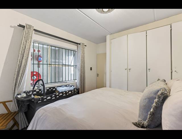 1 BEDROOM APARTMENT FOR SALE IN BRYANSTON